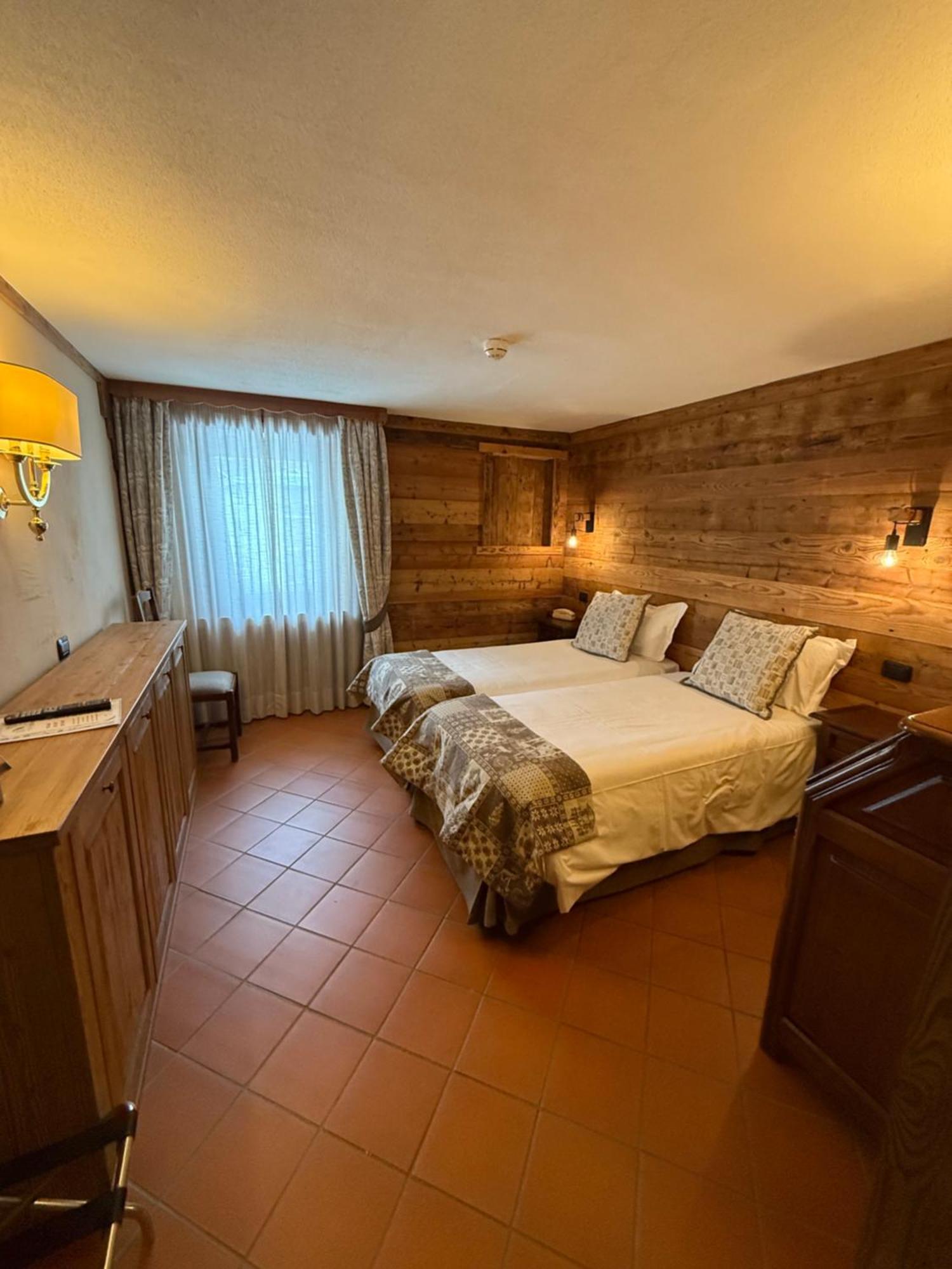 Hotel Jumeaux ブレウイル・チェルヴィナイア エクステリア 写真