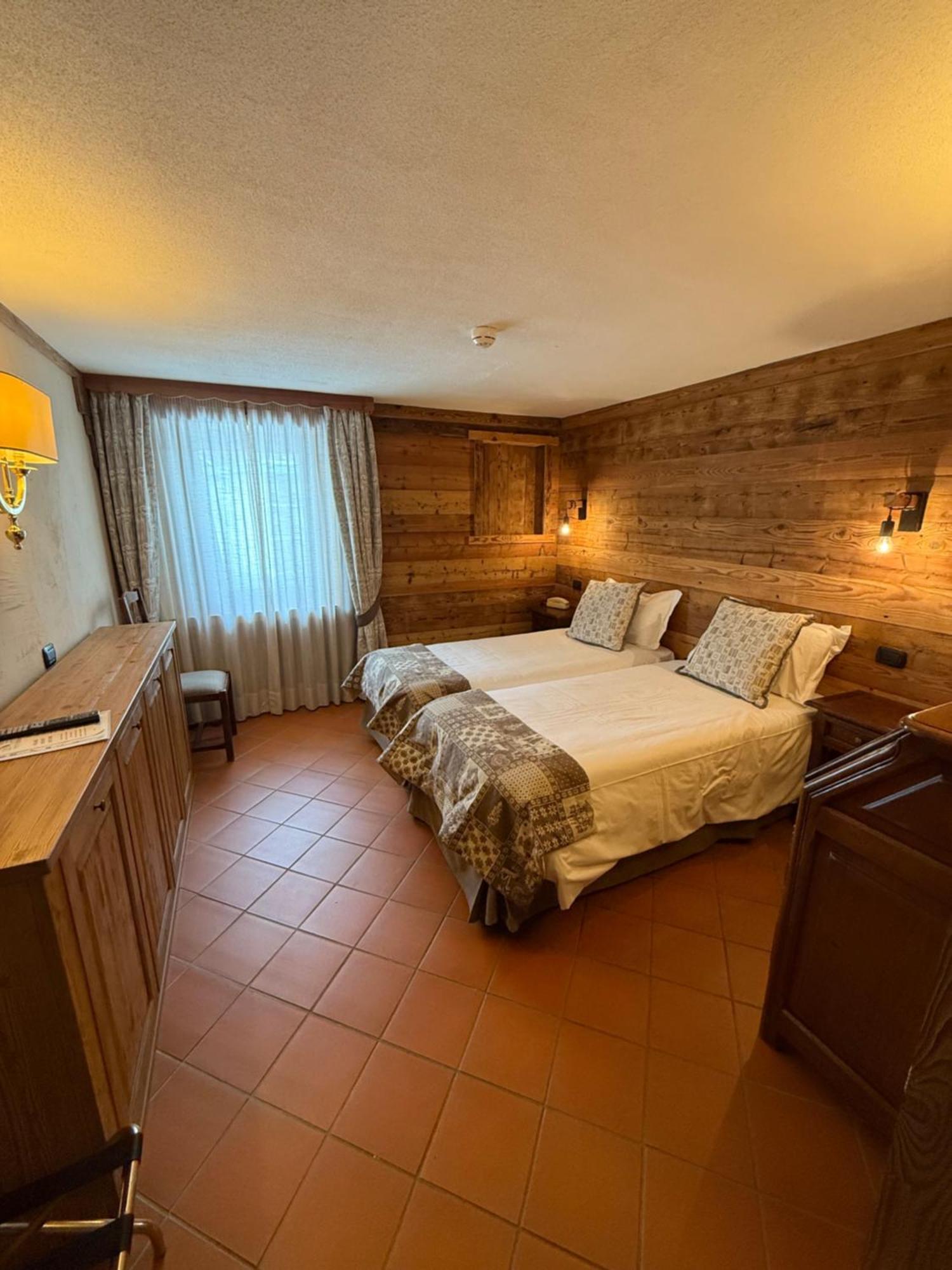 Hotel Jumeaux ブレウイル・チェルヴィナイア エクステリア 写真